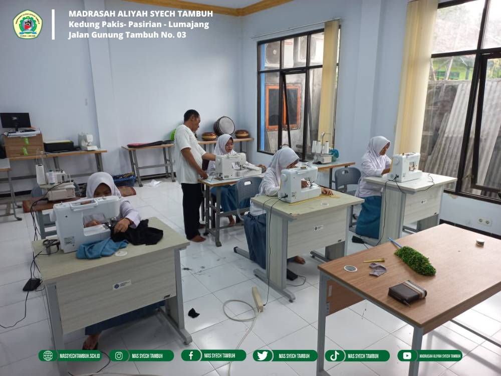Terus Menerus Kembangkan Skill Tata Busana Melalui Kegiatan Menjahit